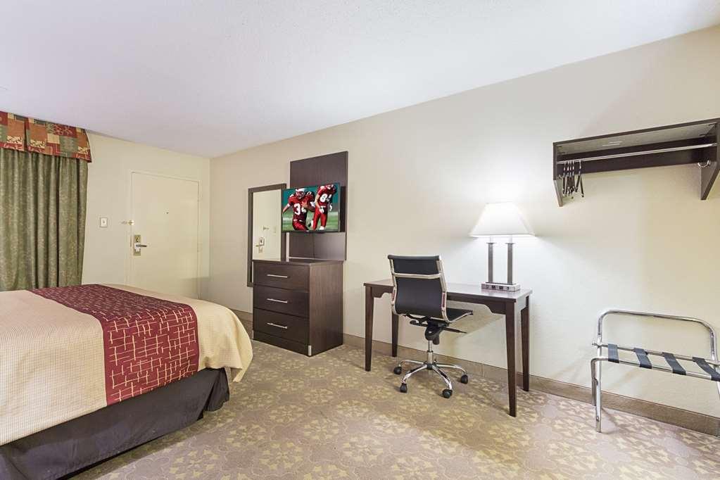 Hotel Red Roof Plus+ Dallas - 3*