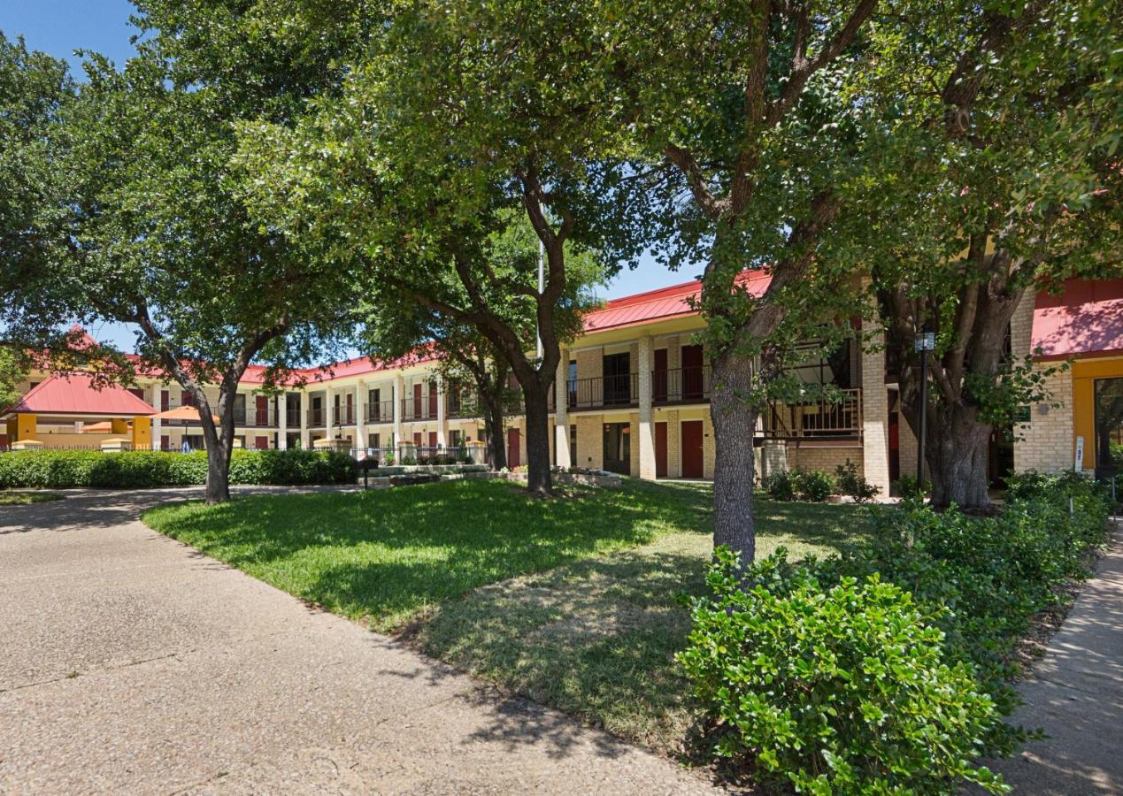 Hotel Red Roof Plus+ Dallas - Addison