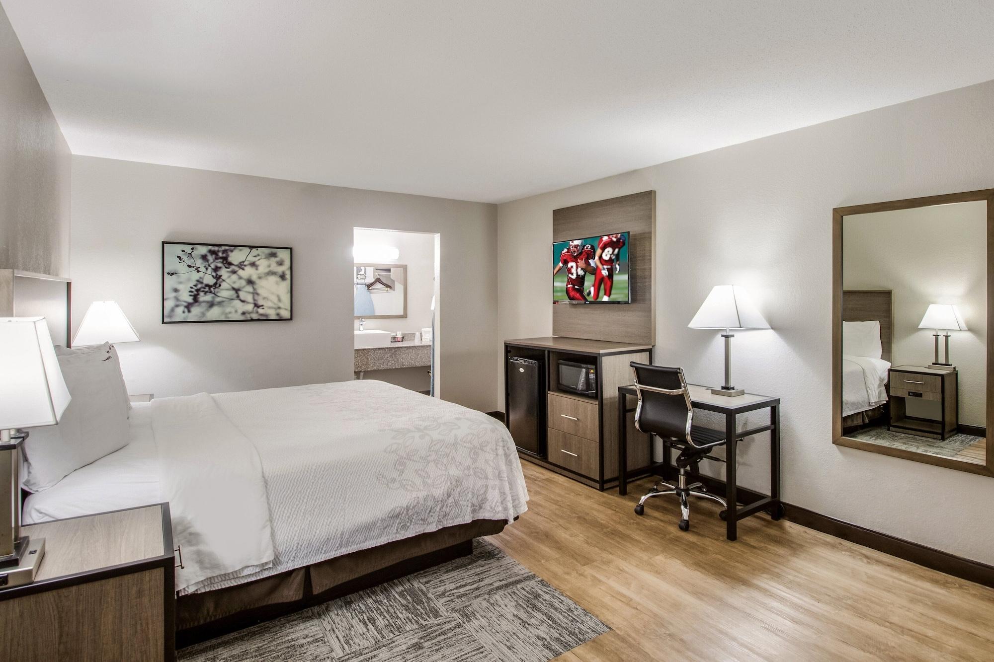 Hotel Red Roof Plus+ Dallas - 3*